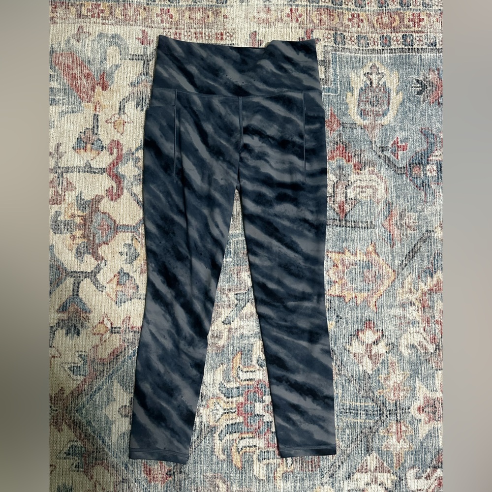 Athleta Salutation Stash Highrise 7/8 Legging. Small